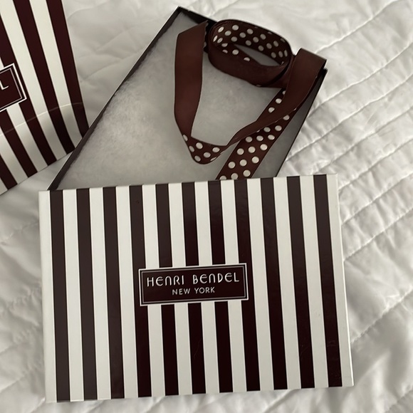 Henri Bendel New York Shopping Bag, Note Pad, Box and Ribbon - Picture 4 of 5